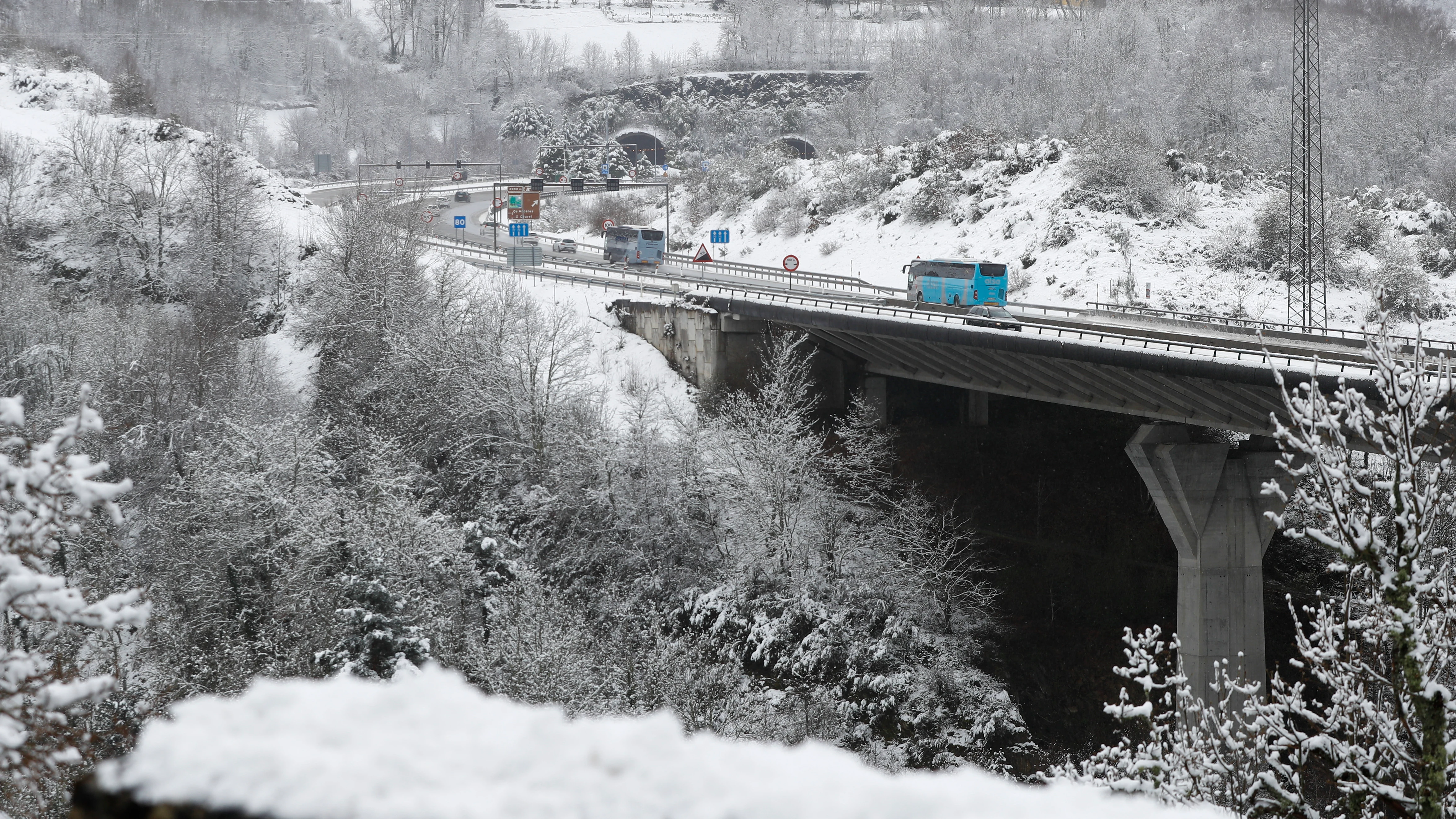 La autovía A-6 cerca del túnel de San Pedro, Lugo, este sábado. La montaña de la provincia de Ourense y la de Lugo