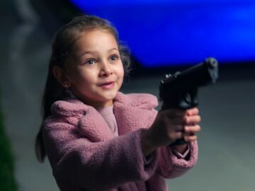 &iexcl;M&aacute;xima tensi&oacute;n! Elif apunta a su padre con una pistola que encuentra en su jard&iacute;n