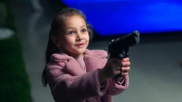 ¡Máxima tensión! Elif apunta a su padre con una pistola que encuentra en su jardín