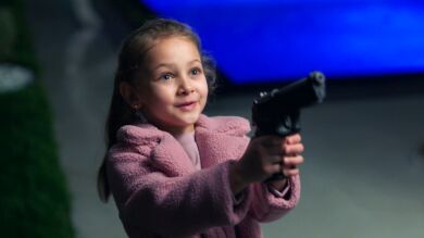 ¡Máxima tensión! Elif apunta a su padre con una pistola que encuentra en su jardín