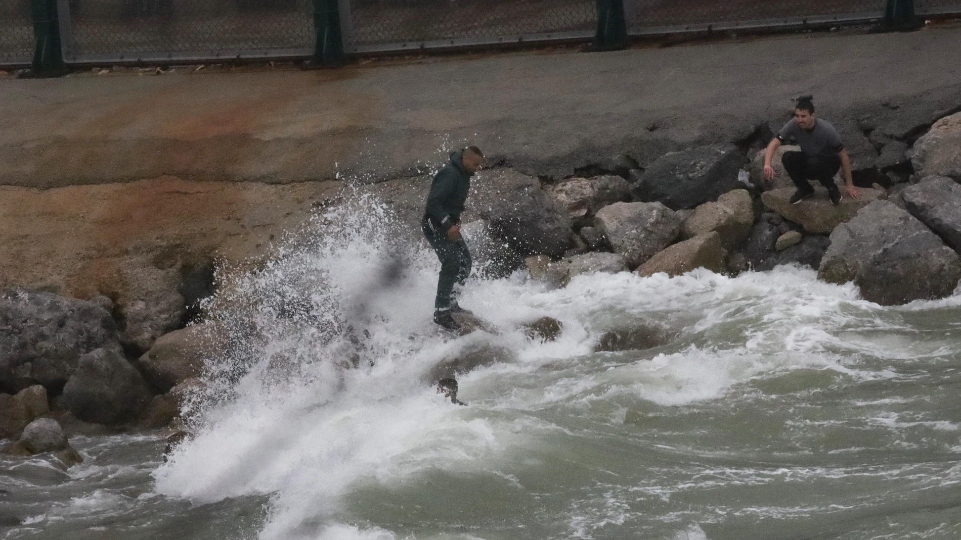 Imagen de la Guardia Civil en Ceuta junto a varios inmigrantes Imagen de la Guardia Civil en Ceuta junto a varios inmigrantes