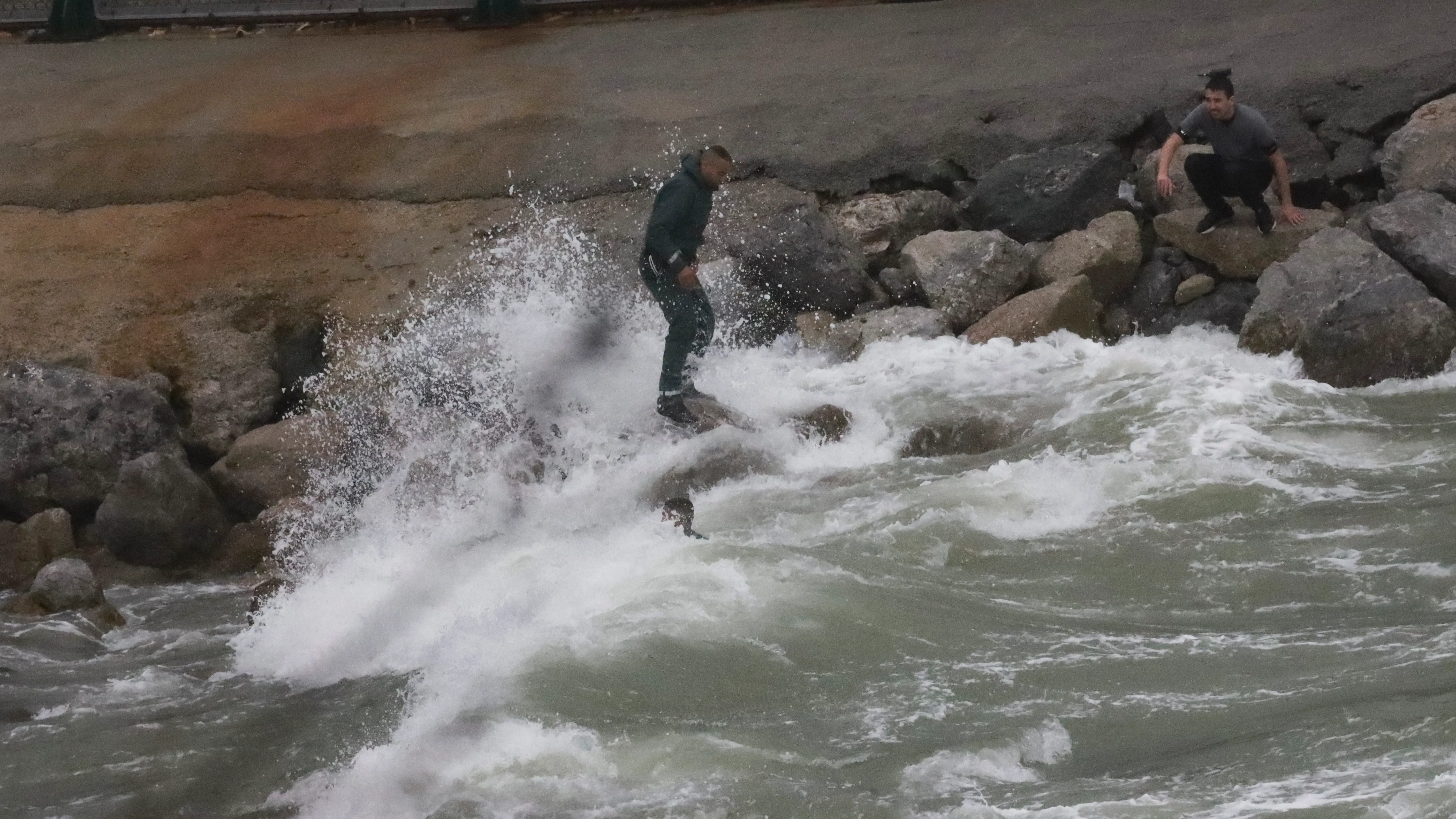 Imagen de la Guardia Civil en Ceuta junto a varios inmigrantes Migrante