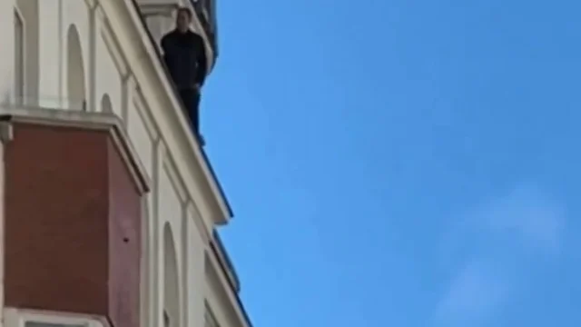 Cortan la Gran Vía de Madrid por un hombre en la fachada del Hotel Emperador Cortan la Gran Vía de Madrid por un hombre en la fachada del Hotel Emperador