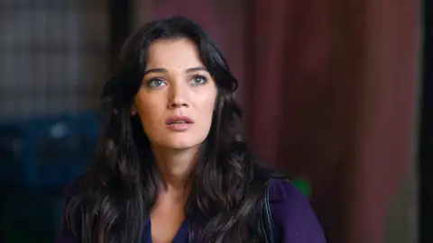 ¿Qué le pasa a Tülin? ¡A la amiga de Ceylin le falta la respiración tras descubrir que su hija está viva! ¿Qué le pasa a Tülin? ¡A la amiga de Ceylin le falta la respiración tras descubrir que su hija está viva!