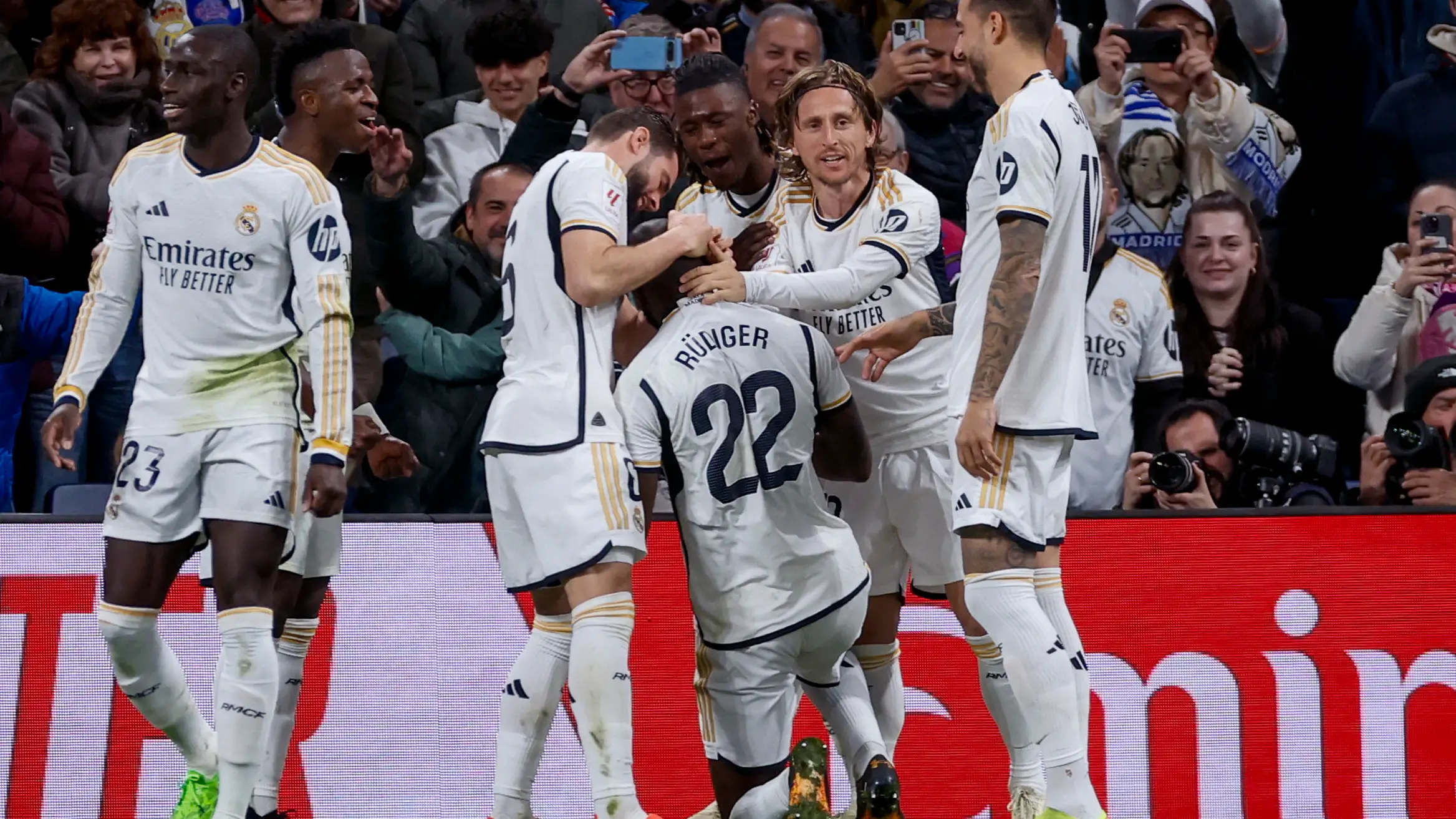 Los jugadores del Real Madrid celebran el gol de R&uuml;diger ante el Celta (4-0)