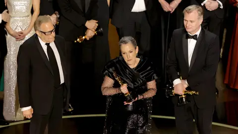 Emma Thomas y Christopher Nolan arrasan en los Oscar 2024 con Oppenheimer Emma Thomas y Christopher Nolan arrasan en los Oscar 2024 con Oppenheimer