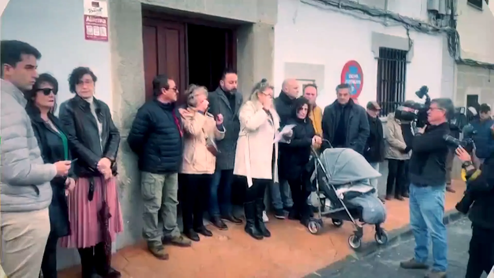 Minuto de silencio por el asesinato del vecino millonario de Hinojal, presuntamente a manos del alguacil del pueblo Minuto de silencio por el asesinato del vecino millonario de Hinojal, presuntamente a manos del alguacil del pueblo