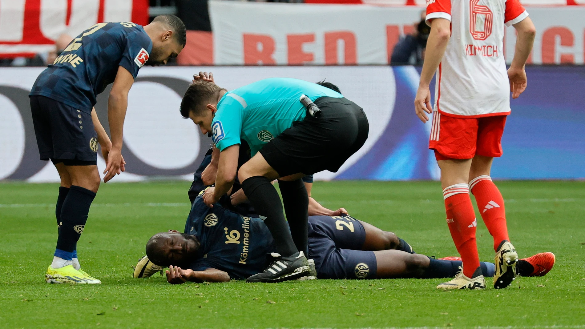 Josuha Guilavogui tendido en el suelo durante el Bayern de Múnich - Mainz