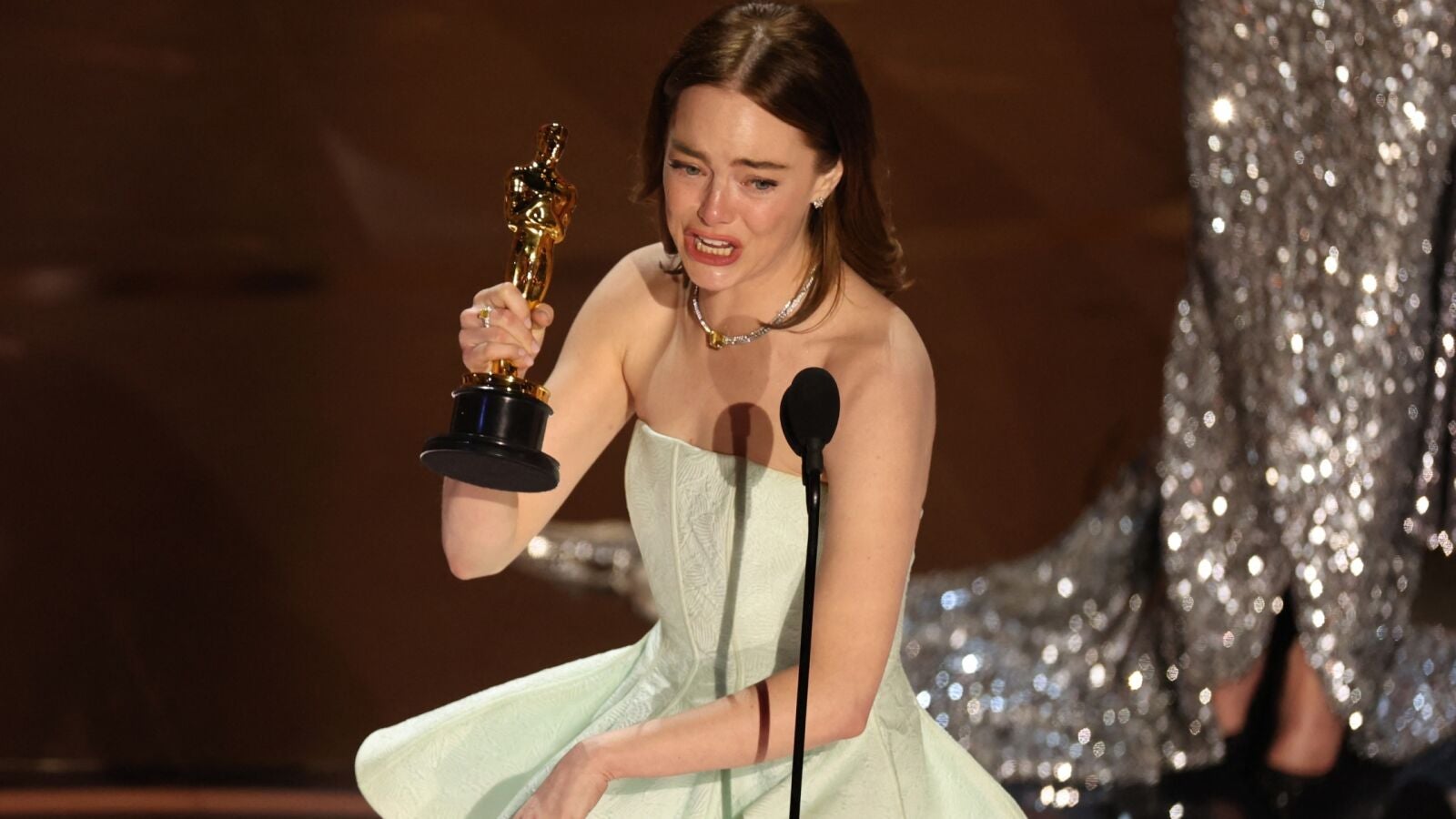 Emma Stone, en shock al ganar el Oscar, sube con el vestido roto al escenario: 