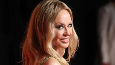 La comentada aparición de Kylie Minogue en la fiesta Vanity Fair de los Oscar: ¿Se ha pasado con los retoques?