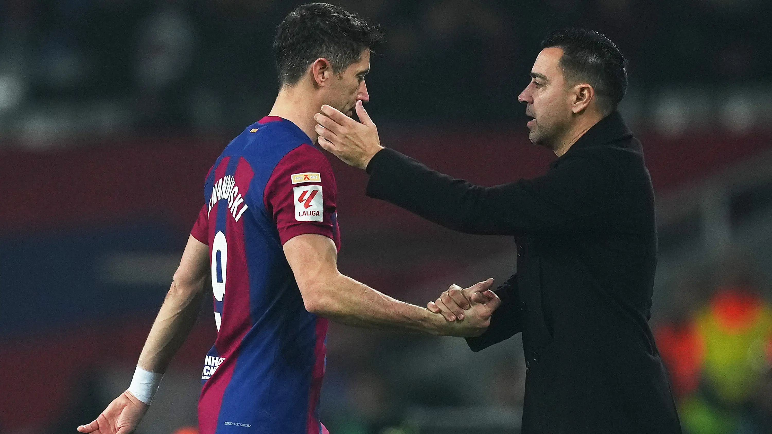 Xavi Hernández se saluda con Robert Lewandowski en un partido del FC Barcelona esta temporada Xavi Hernández se saluda con Robert Lewandowski en un partido del FC Barcelona esta temporada
