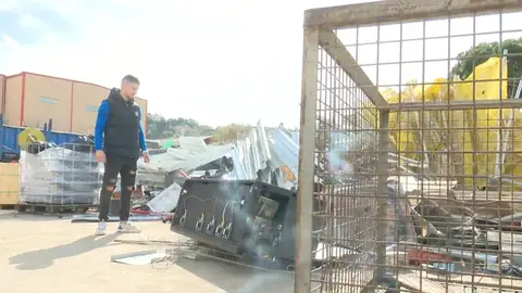 Antonio Orden, campeón del mundo de Muay Thai, recordando su trabajo como chatarrero Antonio Orden, campeón del mundo de Muay Thai, recordando su trabajo como chatarrero