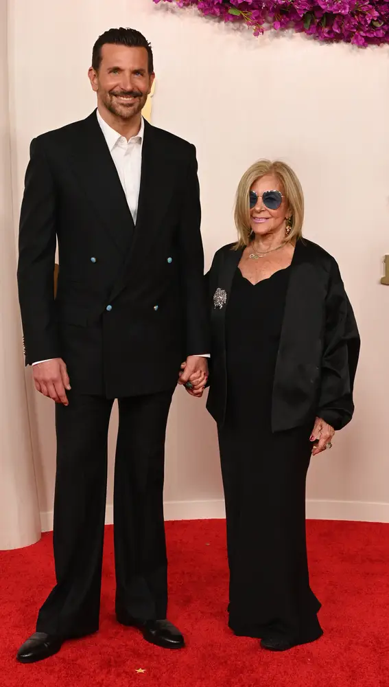 Bradley Cooper y su madre, Gloria Campano, en los Premios Oscar 2024