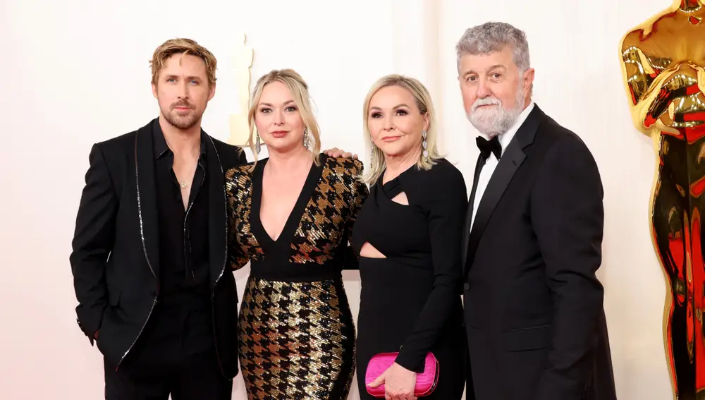 Ryan Gosling con su hermana Mandi, su madre Donna y su padrastro Valerio Attanasio en los Oscar 2024