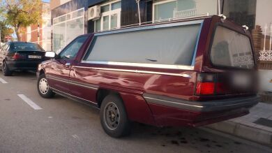 Presume de su coche fúnebre y amenaza con colocarle una corona de flores: 