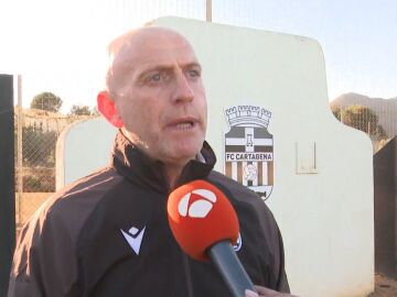 Julián Calero, entrenador del Cartagena, atendiendo a Antena 3 Deportes