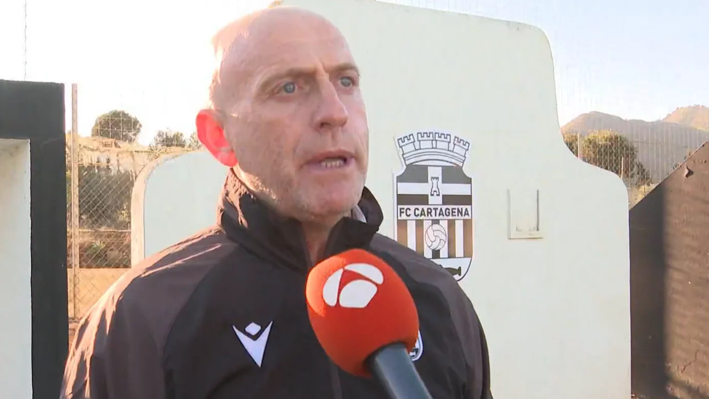 Julián Calero, entrenador del Cartagena, atendiendo a Antena 3 Deportes Julián Calero, entrenador del Cartagena, atendiendo a Antena 3 Deportes