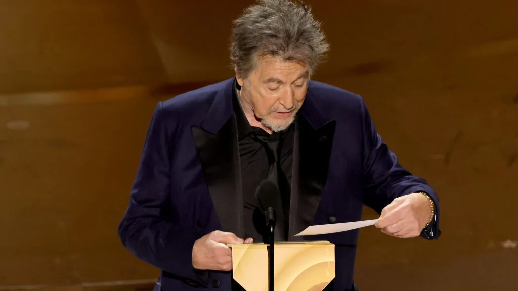 Al Pacino entregando el Oscar a mejor película Al Pacino entregando el Oscar a mejor película
