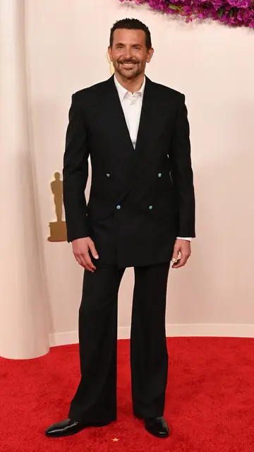 Bradley Cooper y su madre, Gloria Campano, en los Premios Oscar 2024 Bradley Cooper y su madre, Gloria Campano, en los Premios Oscar 2024
