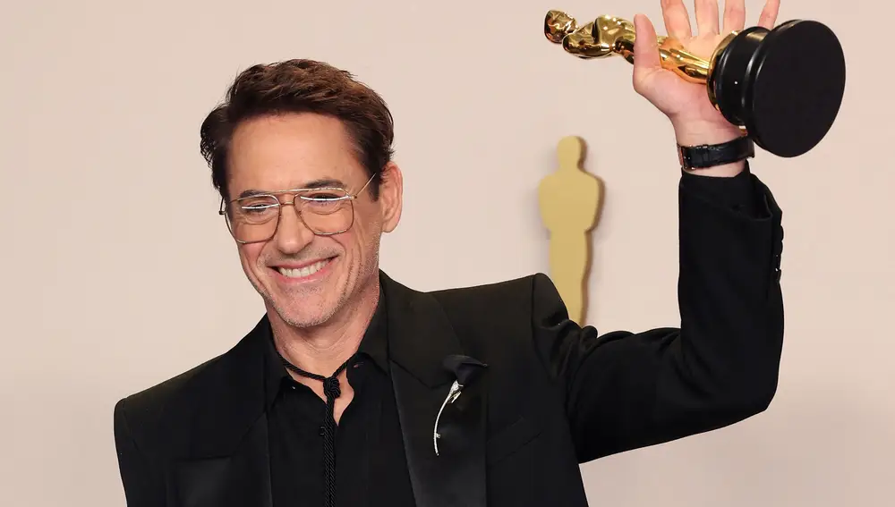 Robert Downey Jr. con su Oscar
