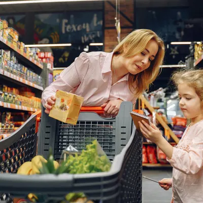 Familia comprando en el supermercado