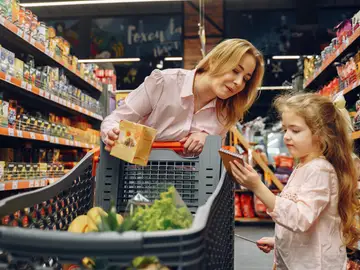 Familia comprando en el supermercado Familia comprando en el supermercado