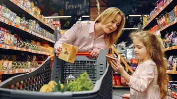 Familia comprando en el supermercado