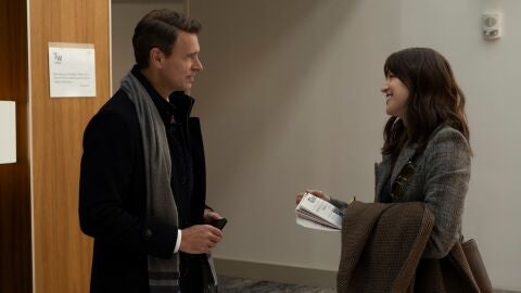 Scott Foley y Melissa Benoist en Las chicas del autobús