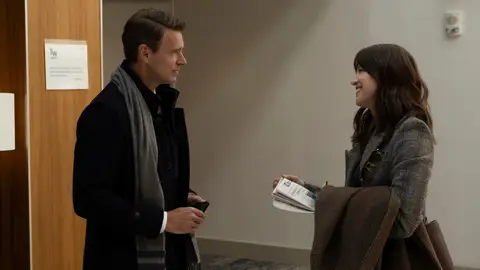 Scott Foley y Melissa Benoist en Las chicas del autobús Scott Foley y Melissa Benoist en Las chicas del autobús