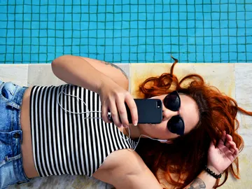 Descansando en la piscina con el móvil Descansando en la piscina con el móvil