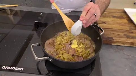 Mezcla bien, tapa la tartera y cocina la carne Mezcla bien, tapa la tartera y cocina la carne