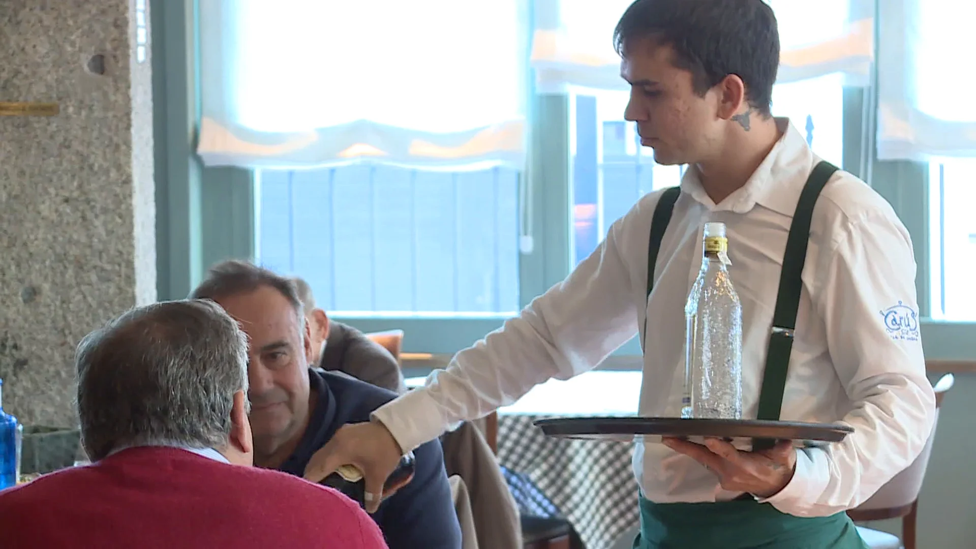 Camarero en un bar de Madrid Antena 3 Noticias