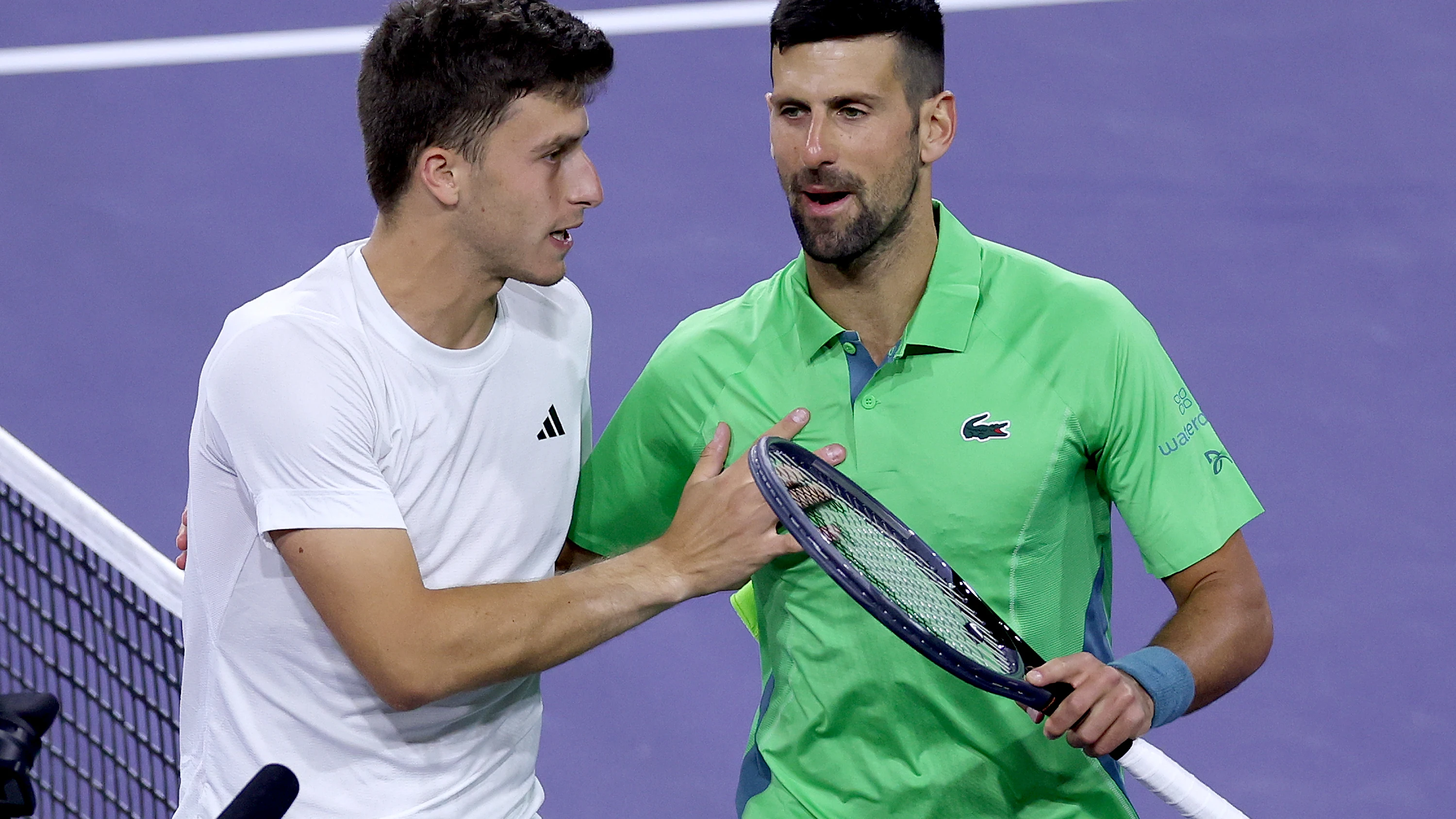 Luca Nardi charla con Djokovic tras el partido Luca Nardi charla con Djokovic tras el partido