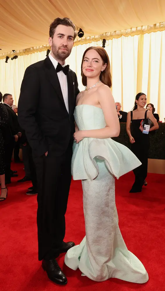 Emma Stone y su marido Dave McCary en los Oscar 2024