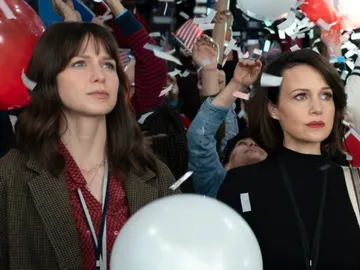 Melissa Benoist y Carla Gugino en Las chicas del autobús Melissa Benoist y Carla Gugino en Las chicas del autobús