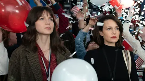Melissa Benoist y Carla Gugino en Las chicas del autobús Melissa Benoist y Carla Gugino en Las chicas del autobús