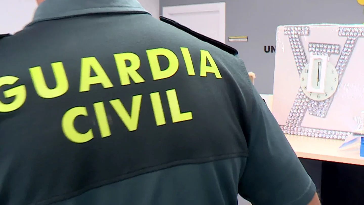 Un agente de la Guardia Civil Un agente de la Guardia Civil