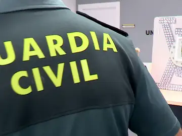 Un agente de la Guardia Civil Un agente de la Guardia Civil