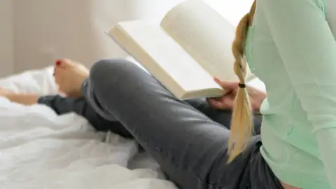 Mujer leyendo Mujer leyendo