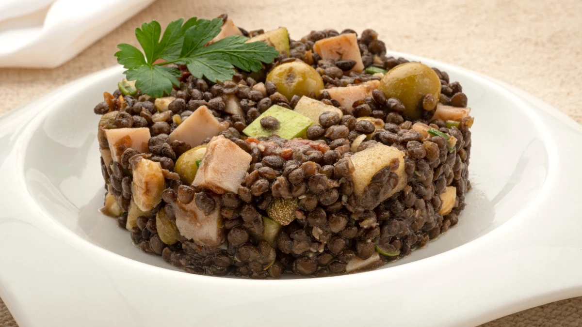 Ensalada de lentejas caviar con pavo