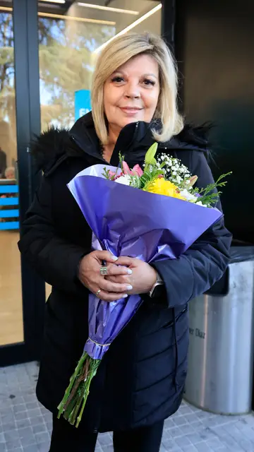 Terelu Campos sale con flores del hospital Terelu Campos sale con flores del hospital
