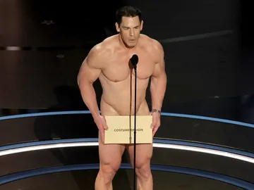 John Cena sale desnudo a los Oscar 2024 para entregar el premio a Mejor Vestuario John Cena sale desnudo a los Oscar 2024 para entregar el premio a Mejor Vestuario