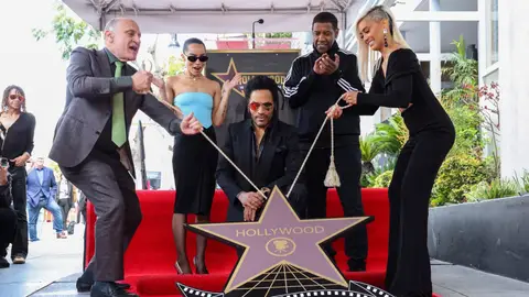 Lenny Kravizt recibe su estrella en el Paseo de la Fama de Hollywood Lenny Kravizt recibe su estrella en el Paseo de la Fama de Hollywood
