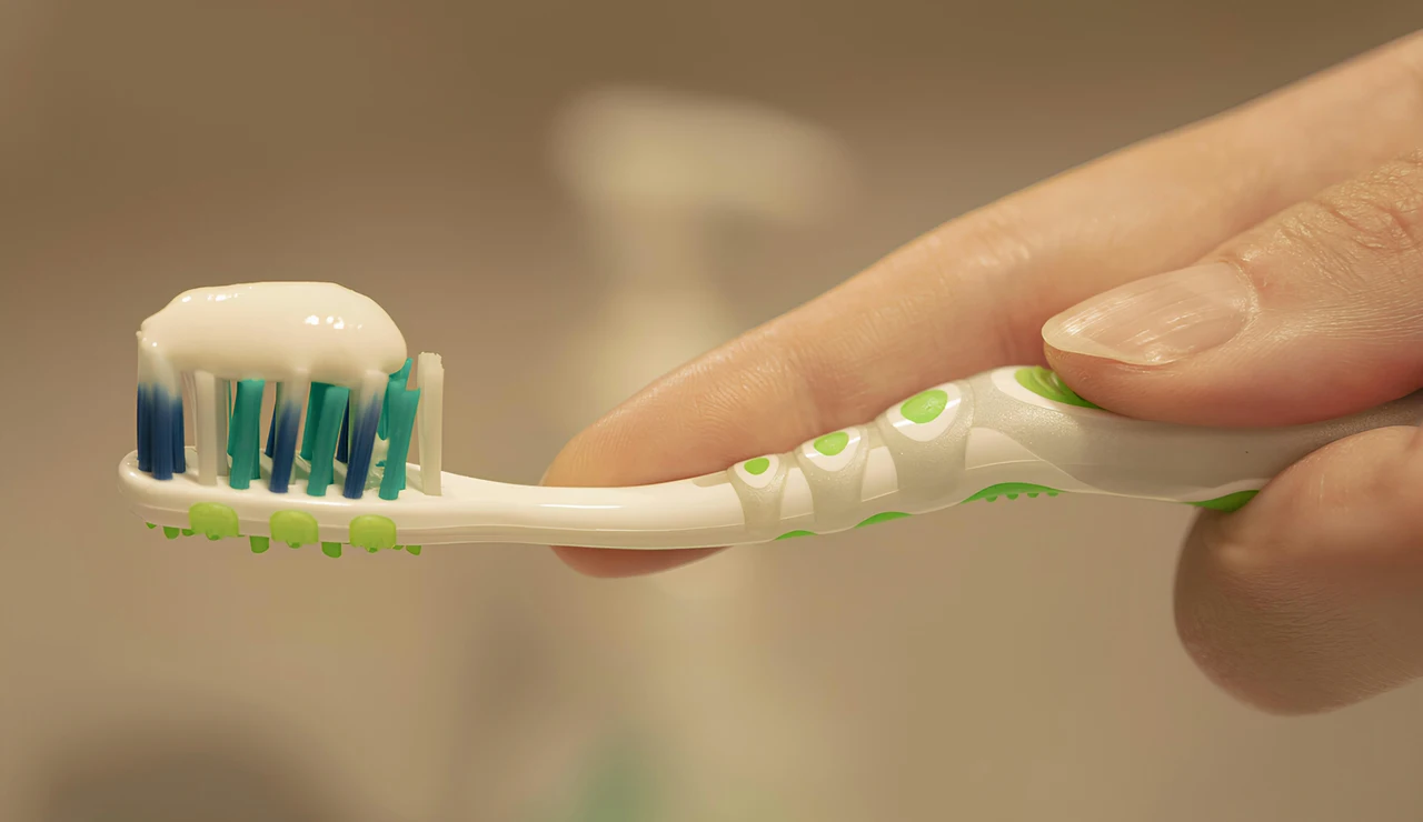Cepillo con pasta de dientes