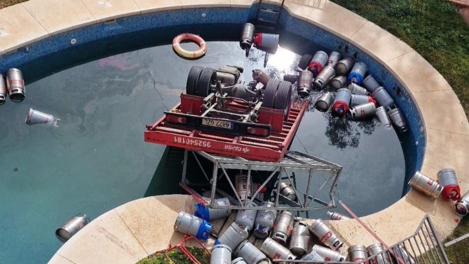 VÍDEO: Un camión de bombonas de butano se descontrola y cae en la piscina de una urbanización