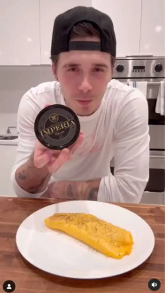 Brooklyn Beckham enseñando el caviar con el que ha cocinado