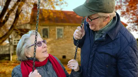 Un hombre y una mujer mayores