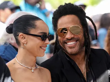 Zoe Kravitz con a su padre, Lenny Kravitz, tras darle su estrella en el Paseo de la Fama de Hollywood al cantante Zoe Kravitz con a su padre, Lenny Kravitz, tras darle su estrella en el Paseo de la Fama de Hollywood al cantante