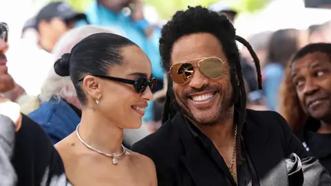 Zoe Kravitz con a su padre, Lenny Kravitz, tras darle su estrella en el Paseo de la Fama de Hollywood al cantante Zoe Kravitz con a su padre, Lenny Kravitz, tras darle su estrella en el Paseo de la Fama de Hollywood al cantante