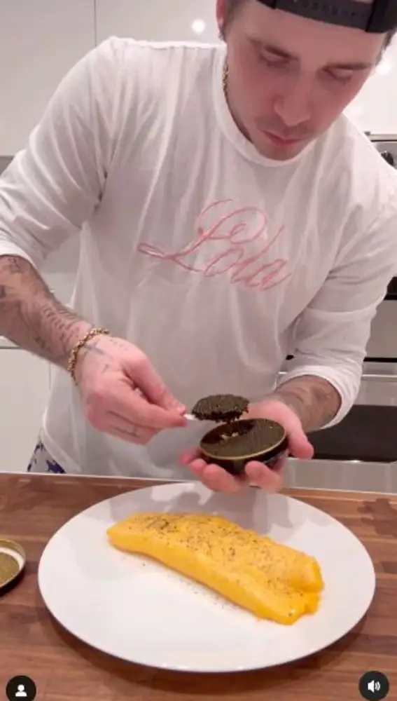 Brooklyn Beckham cocinando tortilla con caviar